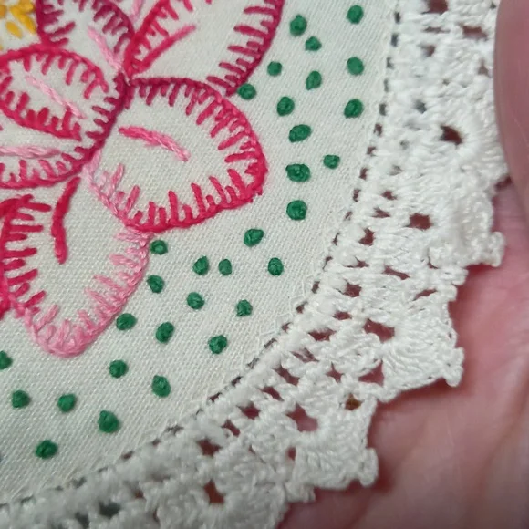 Vintage European Hand Crafted Doiley with Lotus Flowers - Picture 6 of 7